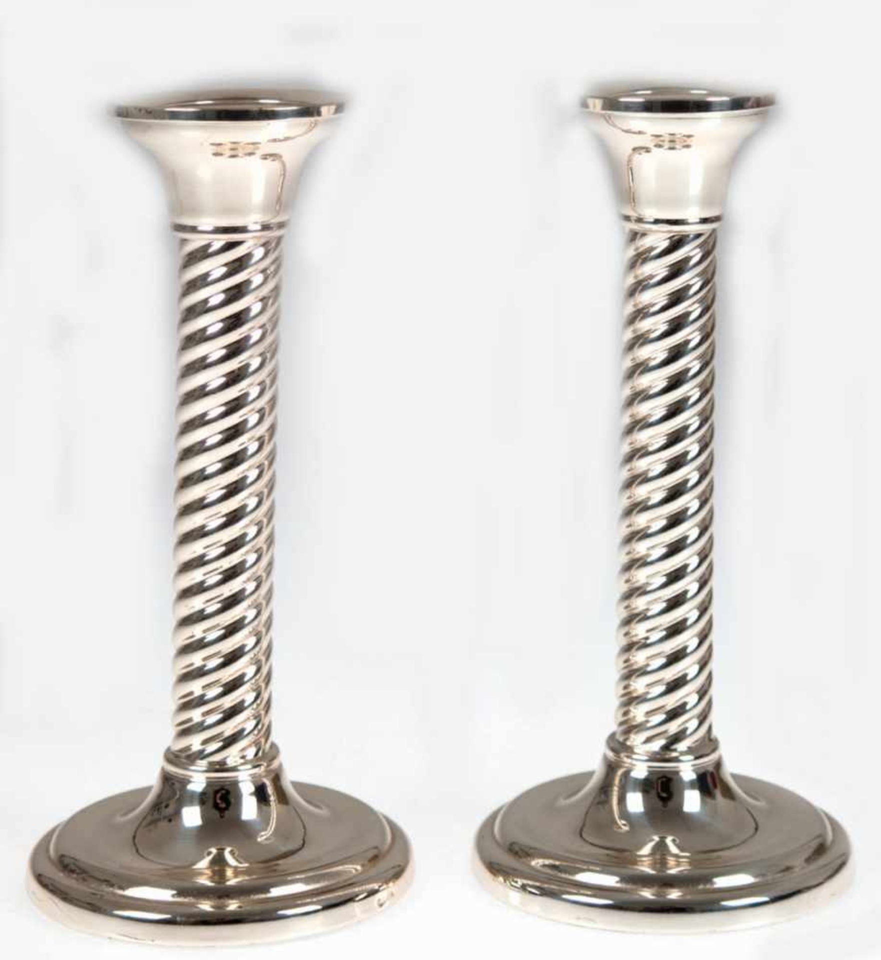 Paar Kerzenleuchter, 925er Silber, 1-kerzig, gestufter Rundfuß gefüllt, spiralförmigreliefierter
