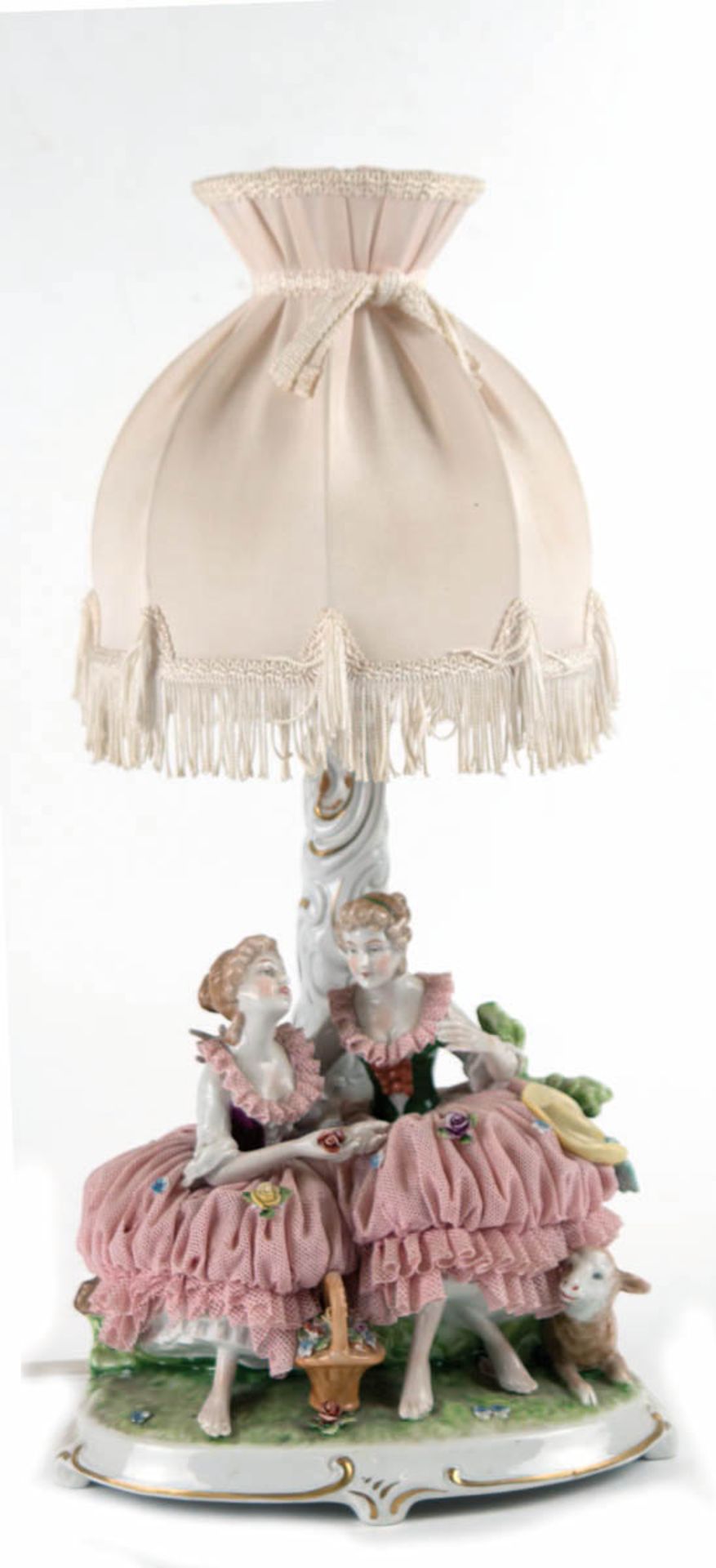 Tischlampe, Unterweissbach, figürlich, 2 junge Damen im Spitzenkleid mit Blumenkorb undSchaf,