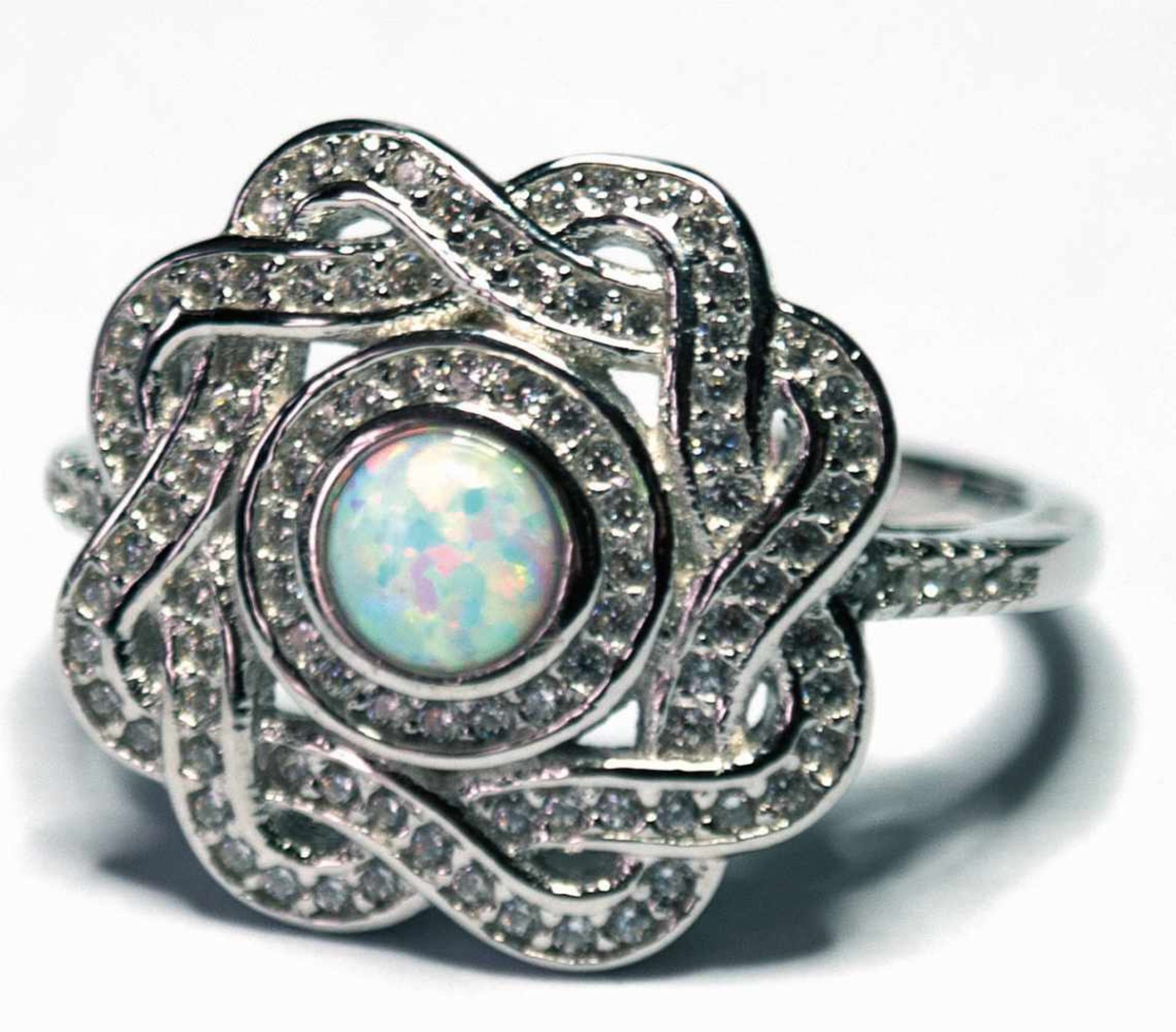 Ring, 925er Silber, verschlungen durchbrochener Ringkopf besetzt mit rundem Opalcabochonund
