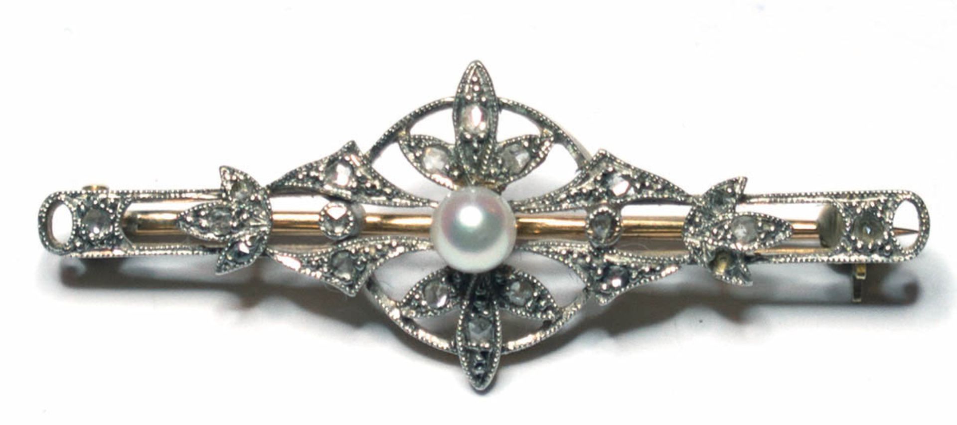 Brosche, Anfang 20. Jh., 750er GG/WG (geprüft), mit mittiger Perle und mit Diamantbesatz,Ges.-Gew.