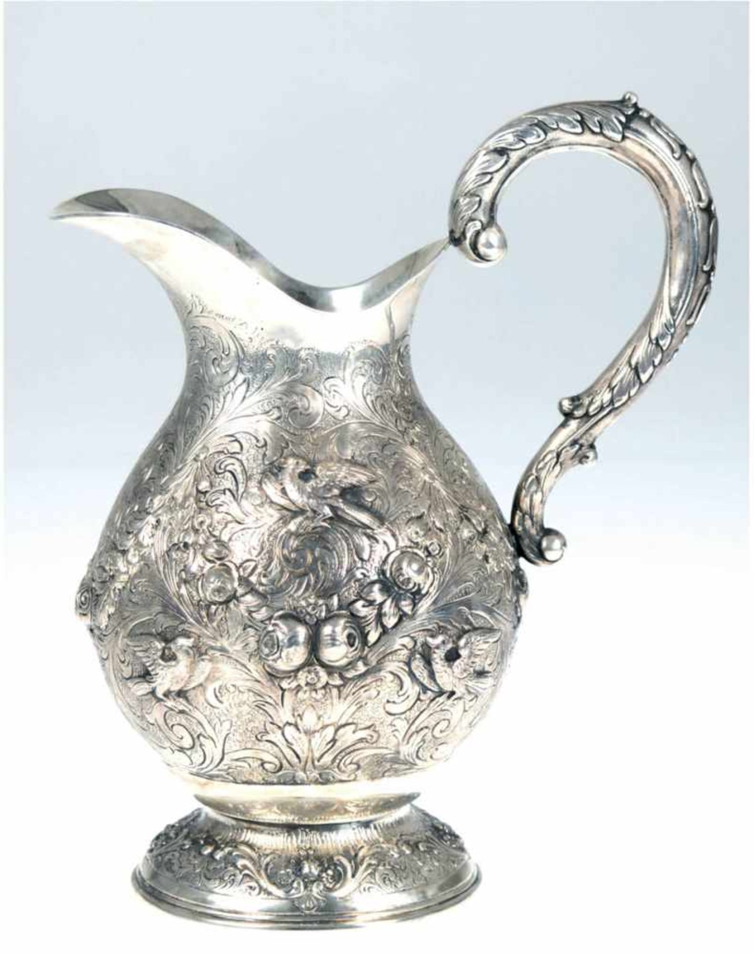 Schenkkanne, deutsch um 1900, 800er Silber, punziert, ca. 1009 g, reicher reliefierterFloral-,