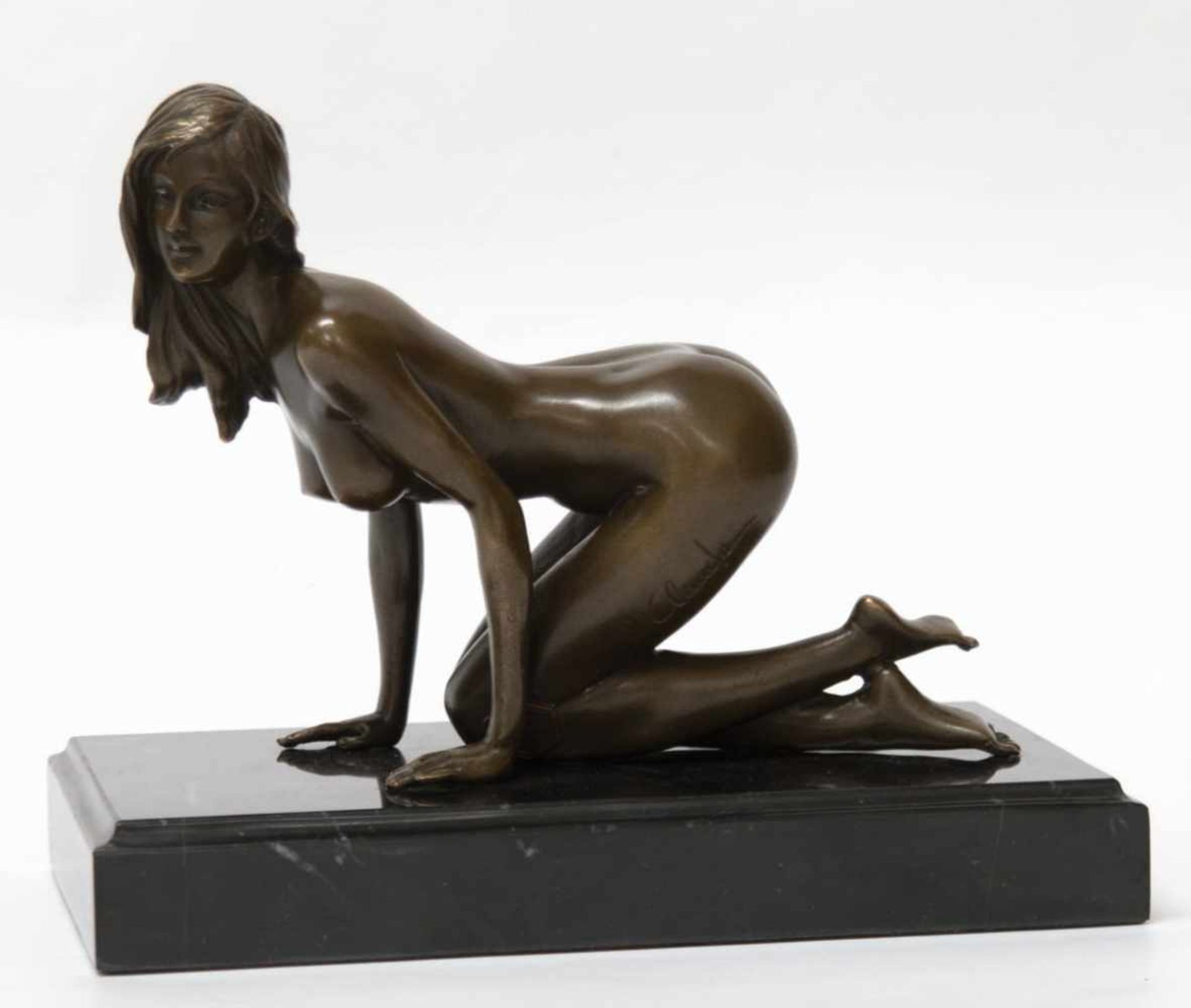 Bronze-Figur "Erotischer weiblicher Akt kniend", Nachguß 20. Jh., signiert "Claude", braunpatiniert,