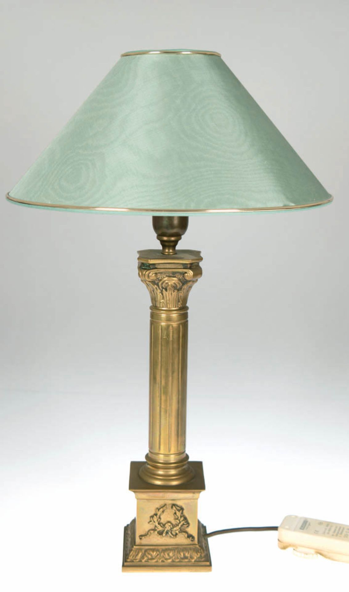 Tischlampe im klassizistischem Stiel, Messing, 1-flammig, grüner Schirm mit Seidenbezug,H. 56