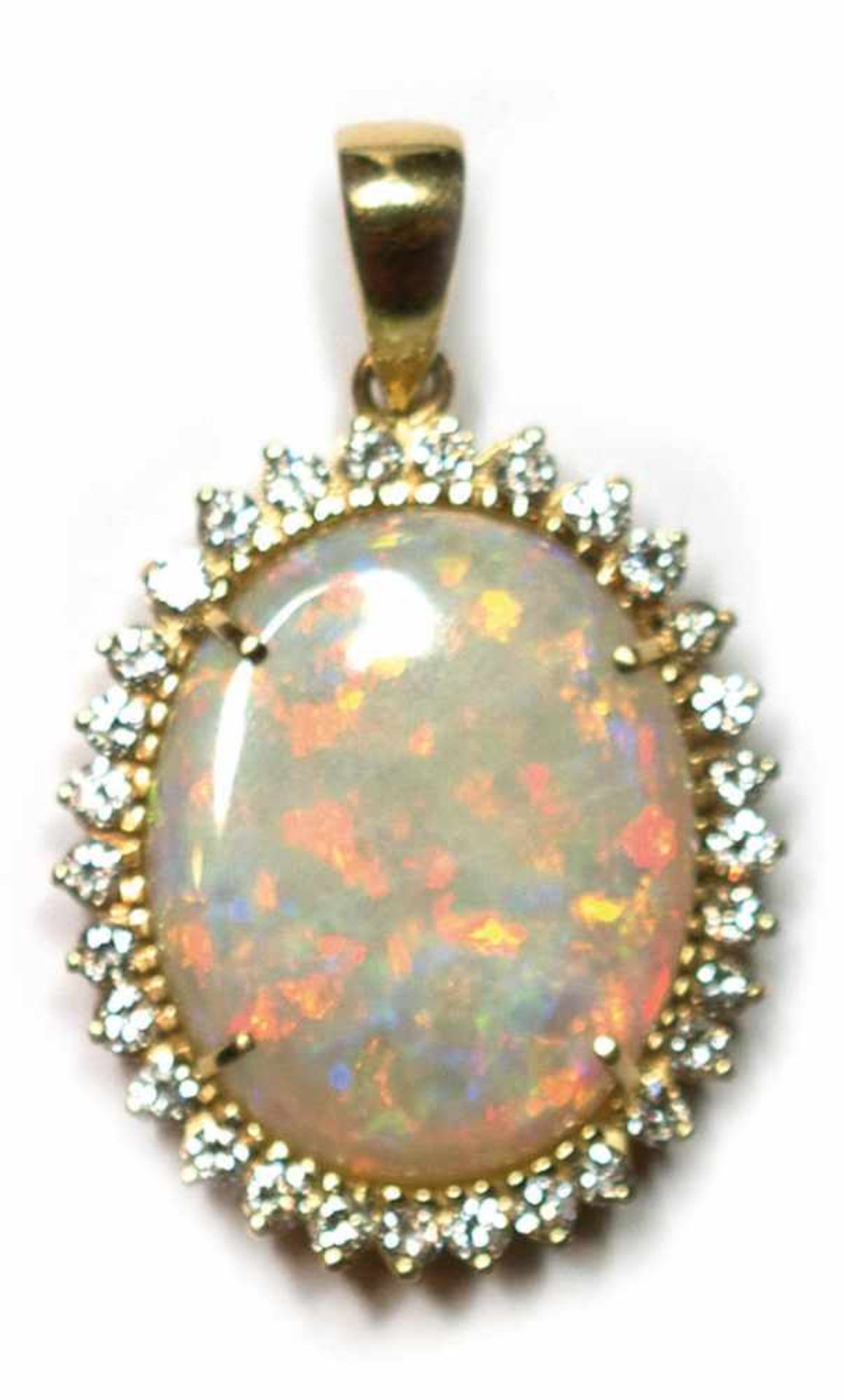 Opal-Anhänger, 585er GG, besetzt mit natürlichem Opal-Cabochon, oval, von 15 ct., umrandetvon 30
