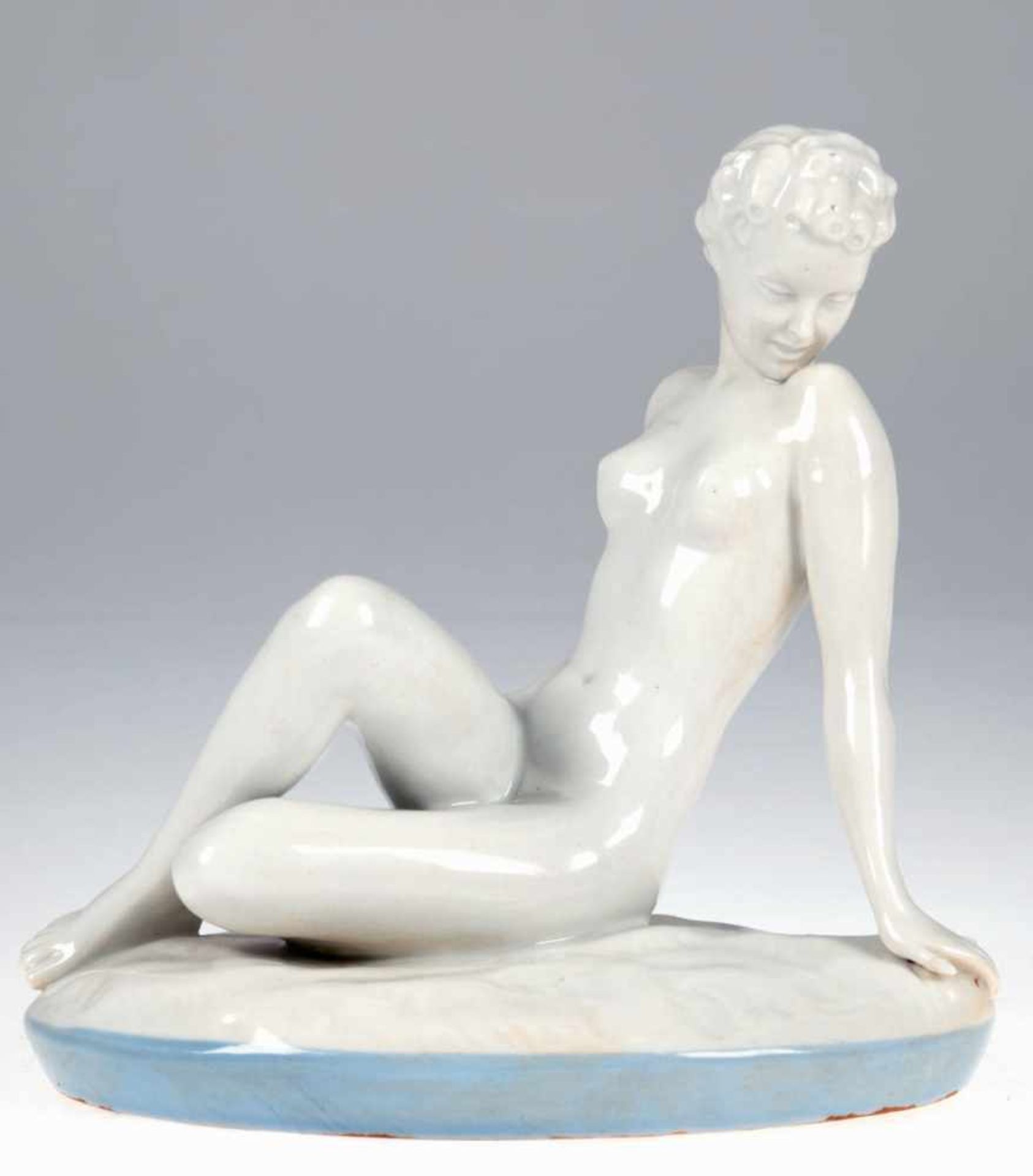 Keramikfigur "Sitzender weiblicher Akt", Royal Dux Czechoslovakia, weiß glasiert,
