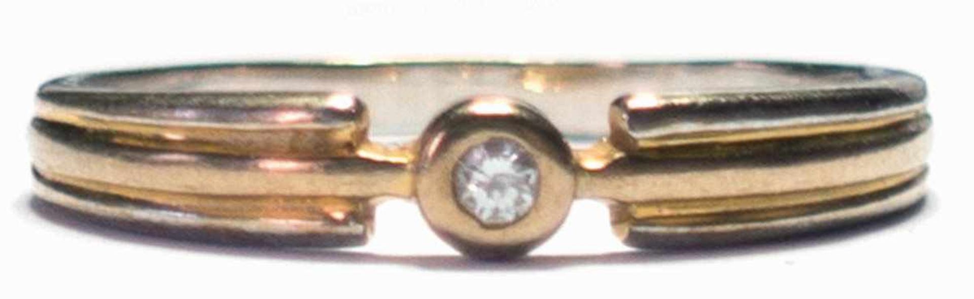 Ring, 333er GG, besetzt mit Brillant von ca. 0,02 ct. in Zargenfassung, RG 57- - -23.80 % buyer's