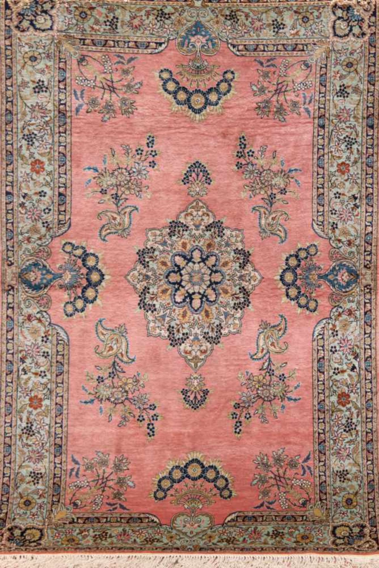 Teppich Hereke, rotgrundig, mit zentralem Medaillon, floralen Motiven, leicht fleckig,guter Zustand,