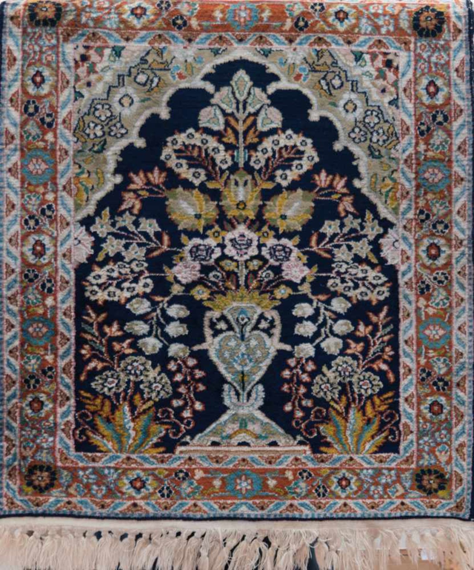 Teppich, Seide, dunkelgrundig mit bildlicher Darstellung, Vasen mit floralem Muster,Kanten sowie