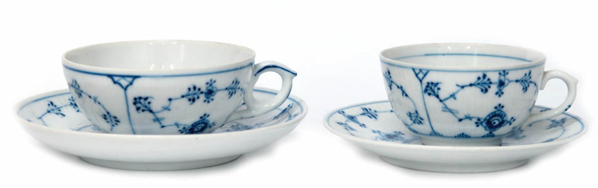 2 Teetassen mit UT, Royal Copenhagen, Strohblume, verschiedene Größen- - -23.80 % buyer's premium on