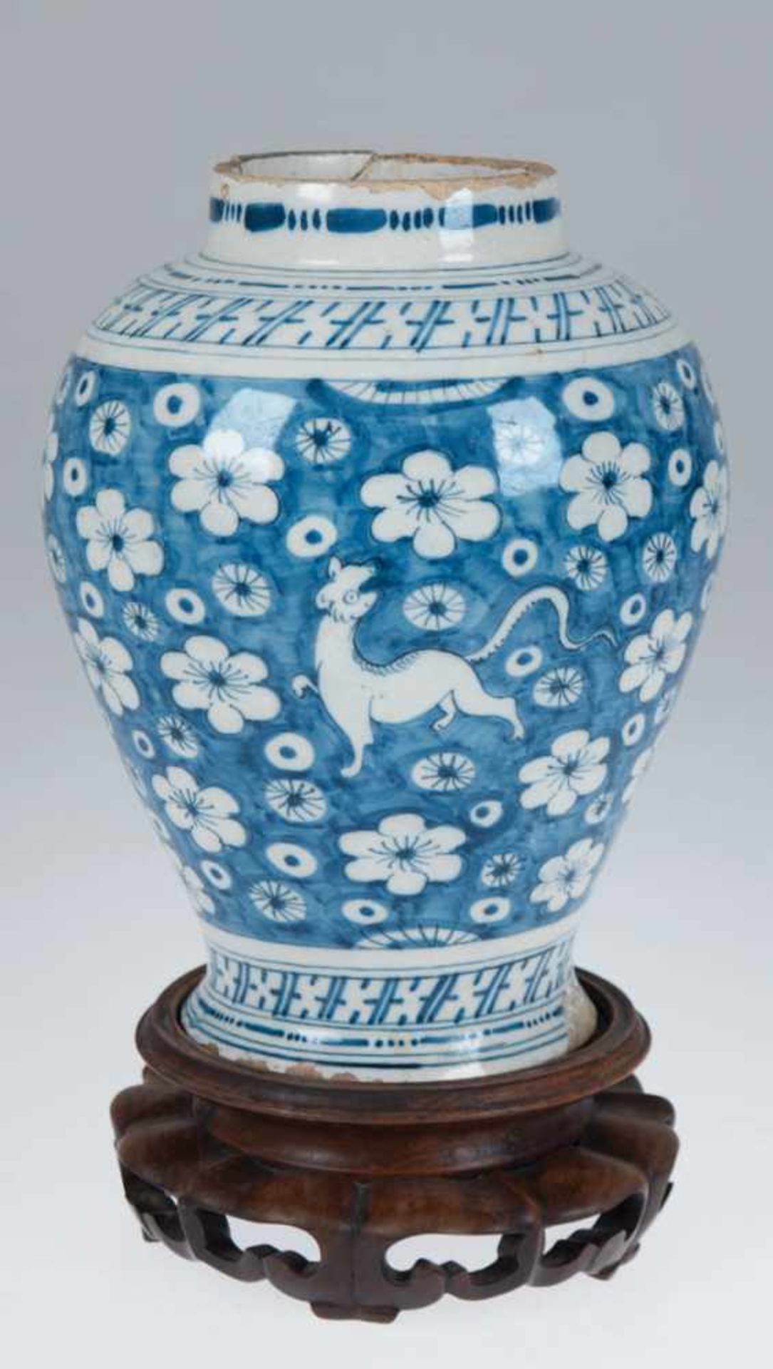 Vase, Asien, mit Blaumalerei, obererRand repariert, Fuß mit Glasurfehlstellen, H. 23,5 cm, auf