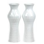 Paar Meissen-Vasen, weiß, reliefierter Rhombendekor, 1. Wahl, H. 27 cm- - -23.80 % buyer's premium