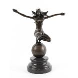 Bronze-Figur "Weiblicher Akt mit Hüfttuch und Krone auf Erdkugel hockend", Nachguß 20.Jh.,