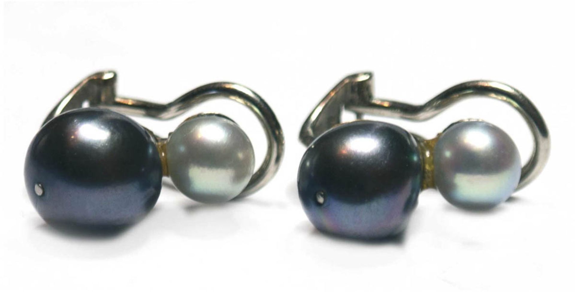 Ohrclips, 585er WG, je besetzt mit unterschiedlich gefärbten Tahiti-Perlen, Ges.-Gew. 4,7g, L. 1,5
