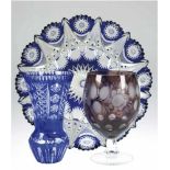 Konvolut Glas und Kristall, dabei Kristall-Platte, mit blauem Überfang, Dm. 32 cm,Kristall-Vase, mit