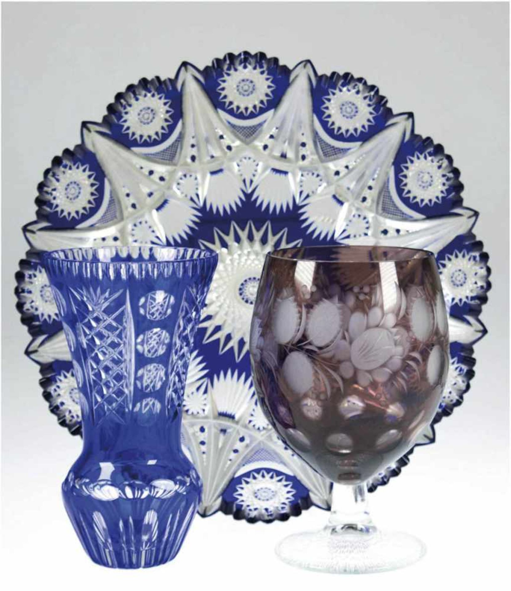 Konvolut Glas und Kristall, dabei Kristall-Platte, mit blauem Überfang, Dm. 32 cm,Kristall-Vase, mit