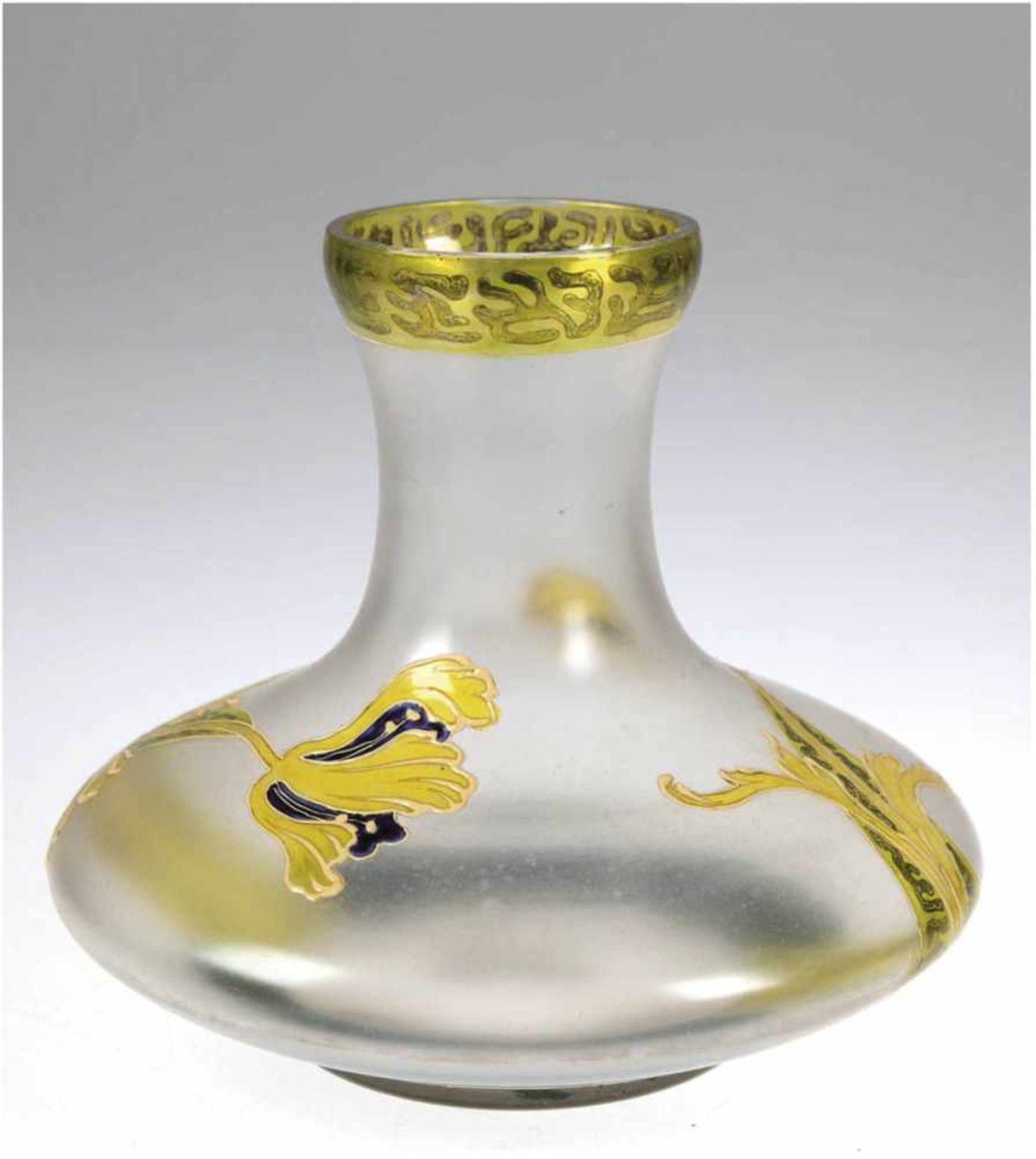 Jugendstil-Vase, gedrückt kuglig auf rundem Stand, mit floraler Malerei, H. 19,5 cm- - -23.80 %