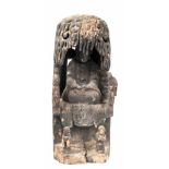 Figur "Daoistischer Gelehrter", 19. Jh., Holz, geschnitzt, sitzend unter Bedachung,rückseitig mit