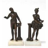 Paar Bronze-Figuren "Galanter Herr und Ballettänzerin an Säule stehend", braun patiniert,auf