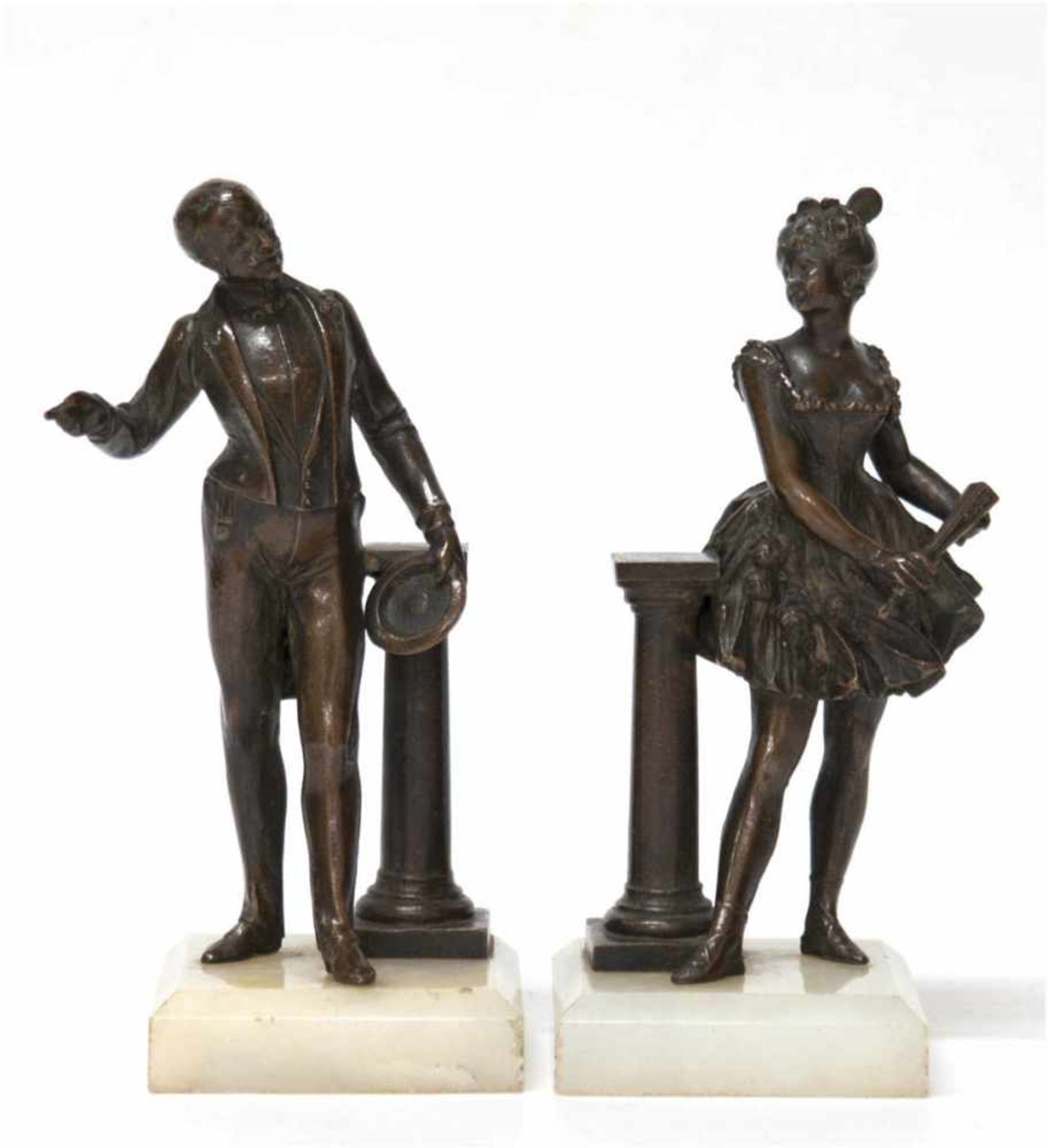 Paar Bronze-Figuren "Galanter Herr und Ballettänzerin an Säule stehend", braun patiniert,auf