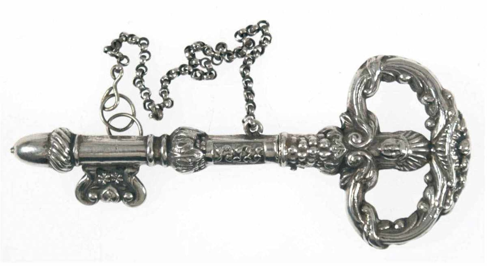 Stricknadelhalter, Schlüsselform, Silber, ca. 13 g, reliefiert, aus zwei mit einer Kettevebundenen