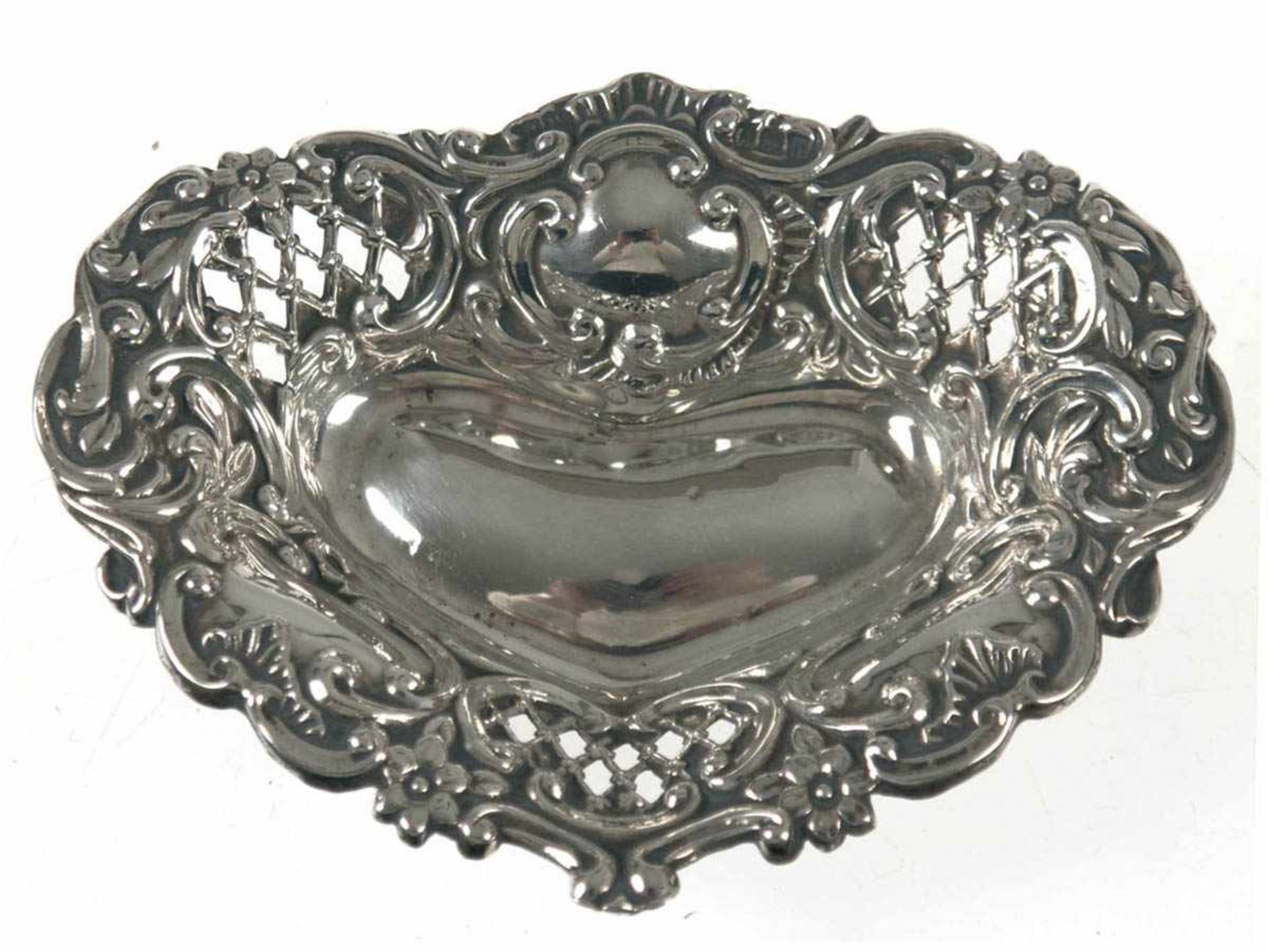 Herzschälchen, Birmingham 1912/13, Silber, punziert, ca. 18 g, durchbrochene Wandung,10x7,5 cm- - -