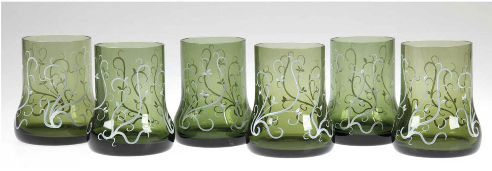 6 Jugendstil-Mehrzweckgläser, grünes Glas, mit floraler Malerei, H. 10,5 cm- - -23.80 % buyer's