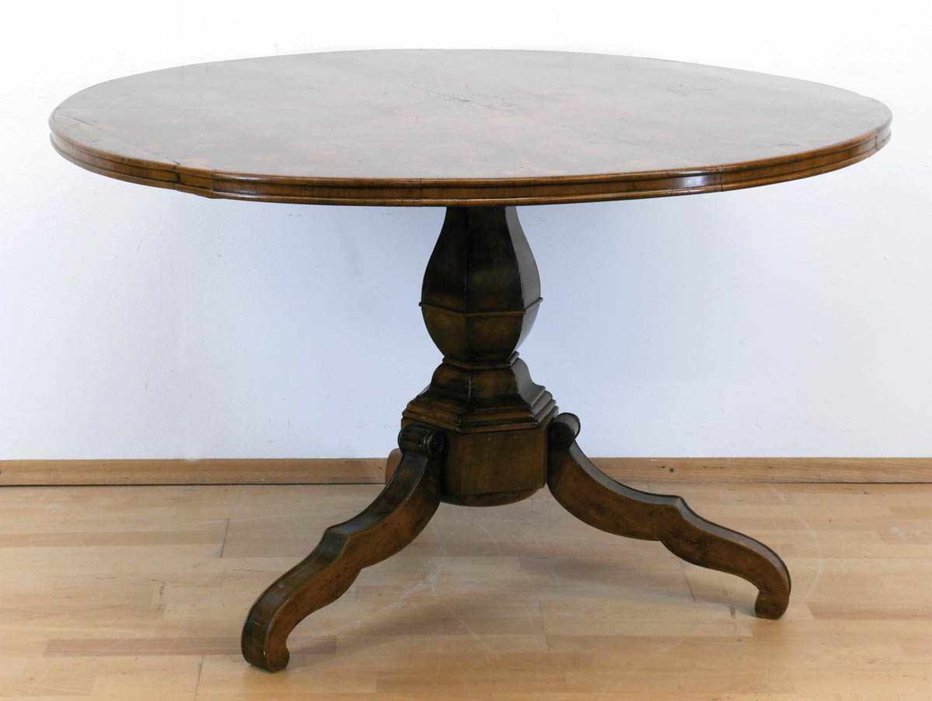 Biedermeier-Tisch, Nußbaum furniert, 6-kantige Balustersäulen auf 3 geschwungenen Füßen,runde