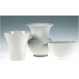 Konvolut 3 KPM-Vasen, weiß, unterschiedliche Formen, H. 5 bis 10 cm- - -23.80 % buyer's premium on