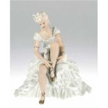 Porzellanfigur "Sitzende Ballerina", Unterweißbach, Schaubachkunst, H. 19 cm- - -23.80 % buyer's