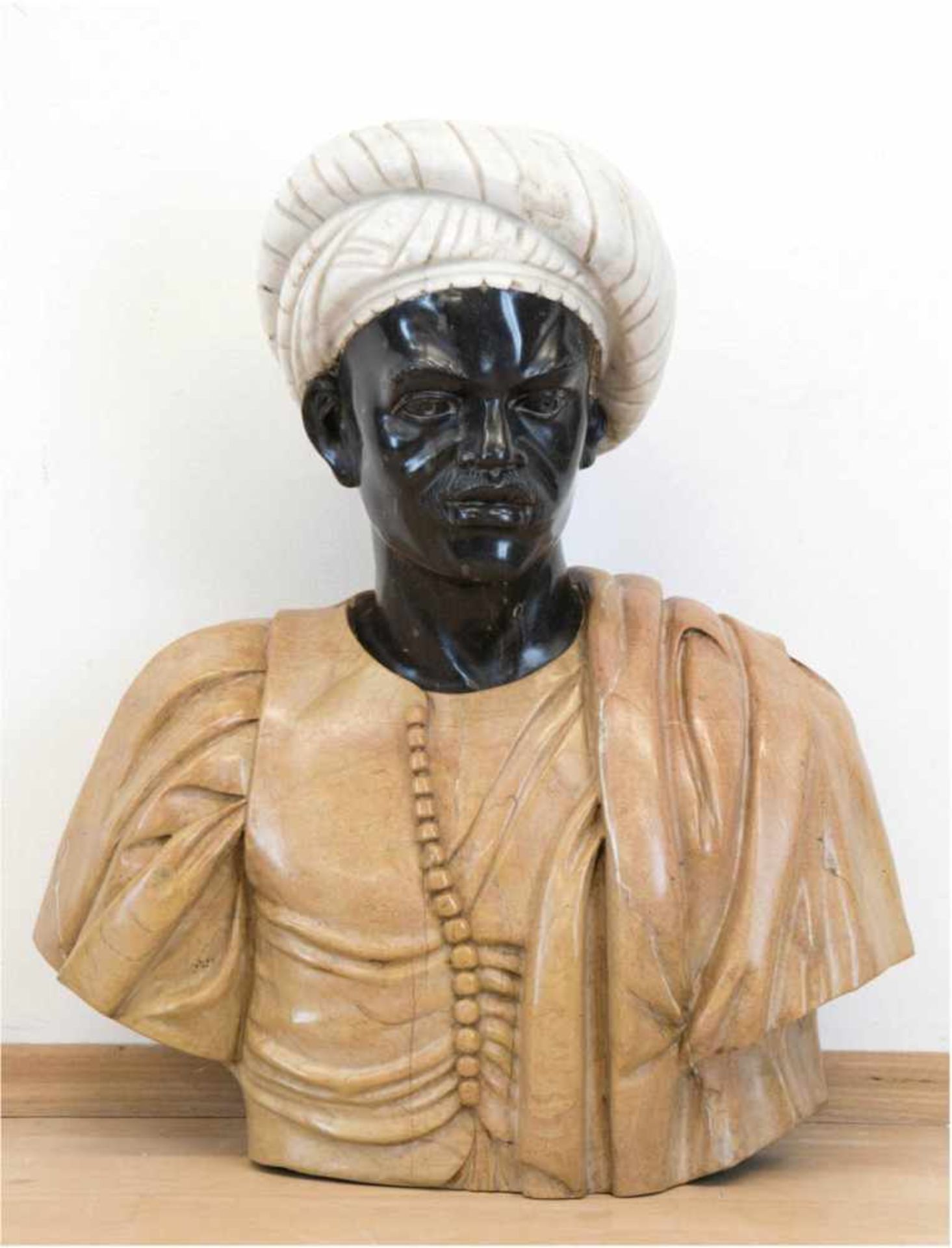 Büste "Mohr mit Turban", dreifarbiger Stuckmarmor, im Stil Ende 18. Jh., H. 58 cm- - -23.80 %