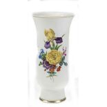 Meissen-Vase, Schauseite bemalt mit Buntem Blumenbukett, Goldränder, leicht ausgestellteForm, 1.