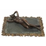 Bronze-Figur "Erotischer weiblicher Akt auf Teppich liegend", Nachguß 20. Jh., signiert"Manbreß",
