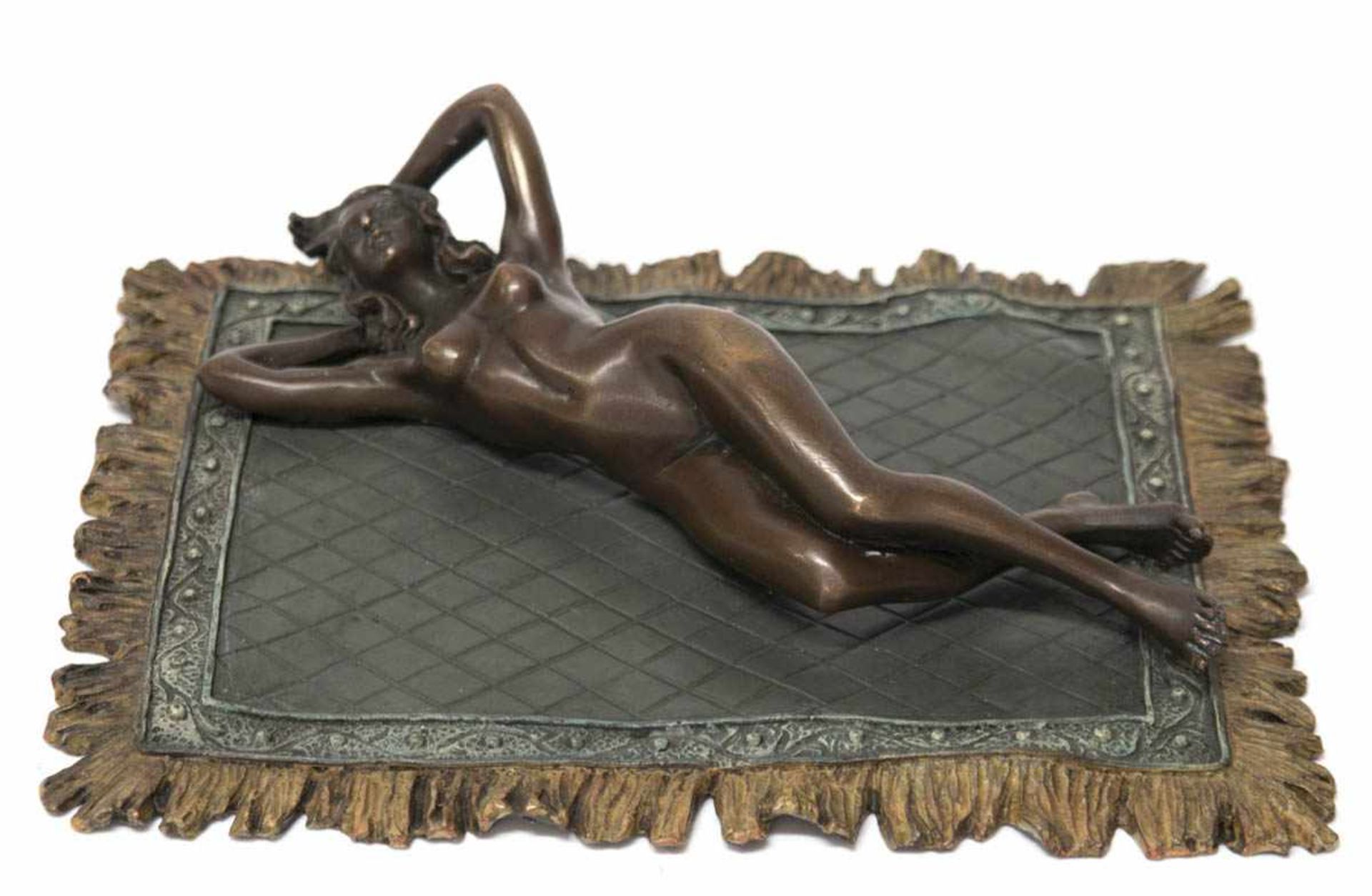 Bronze-Figur "Erotischer weiblicher Akt auf Teppich liegend", Nachguß 20. Jh., signiert"Manbreß",