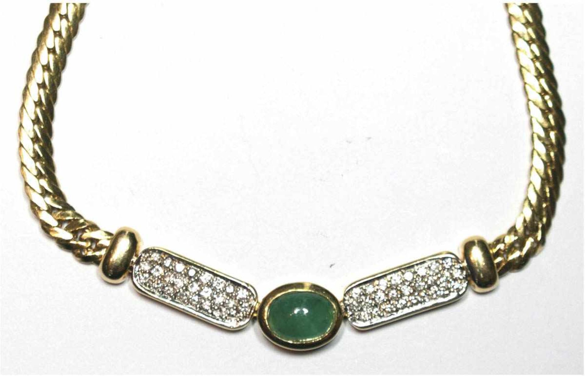 Collier, 585er GG/WG, Mittelteil besetzt mit 50 kleinen Brillanten, mittig ovalerSmaragd-Cabochon,