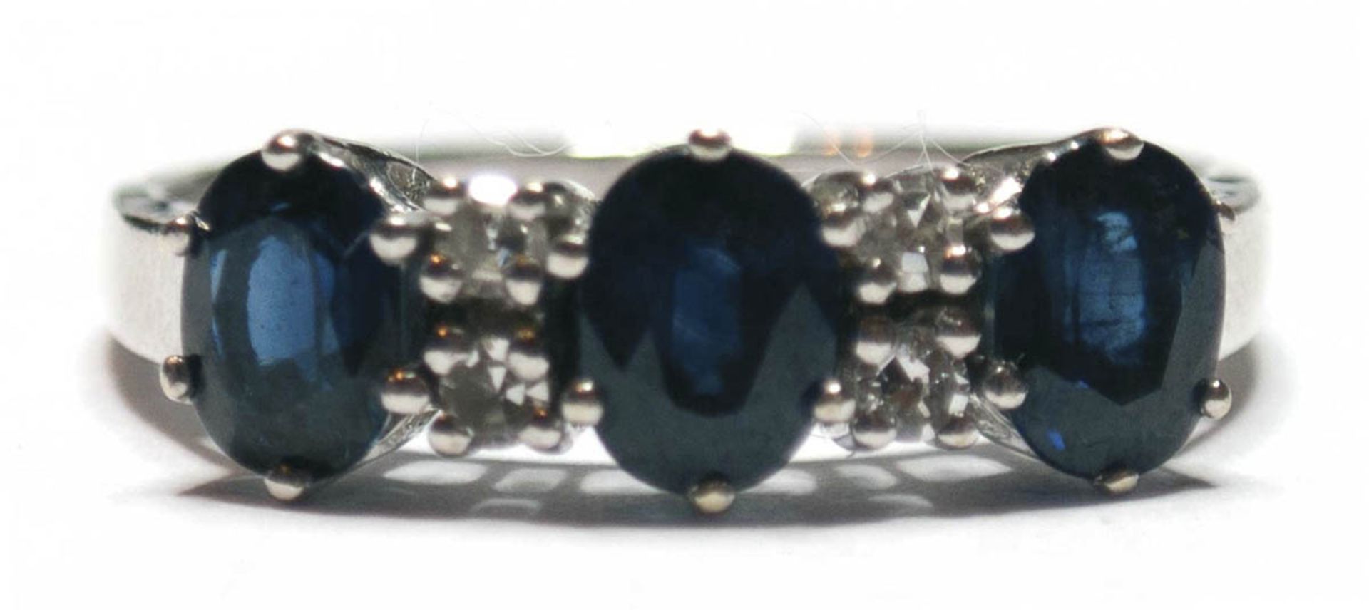 Ring, 585er WG, Schauseite besetzt mit 3 oval facettierten Saphiren und 4 Brillanten vonzus. 0,12