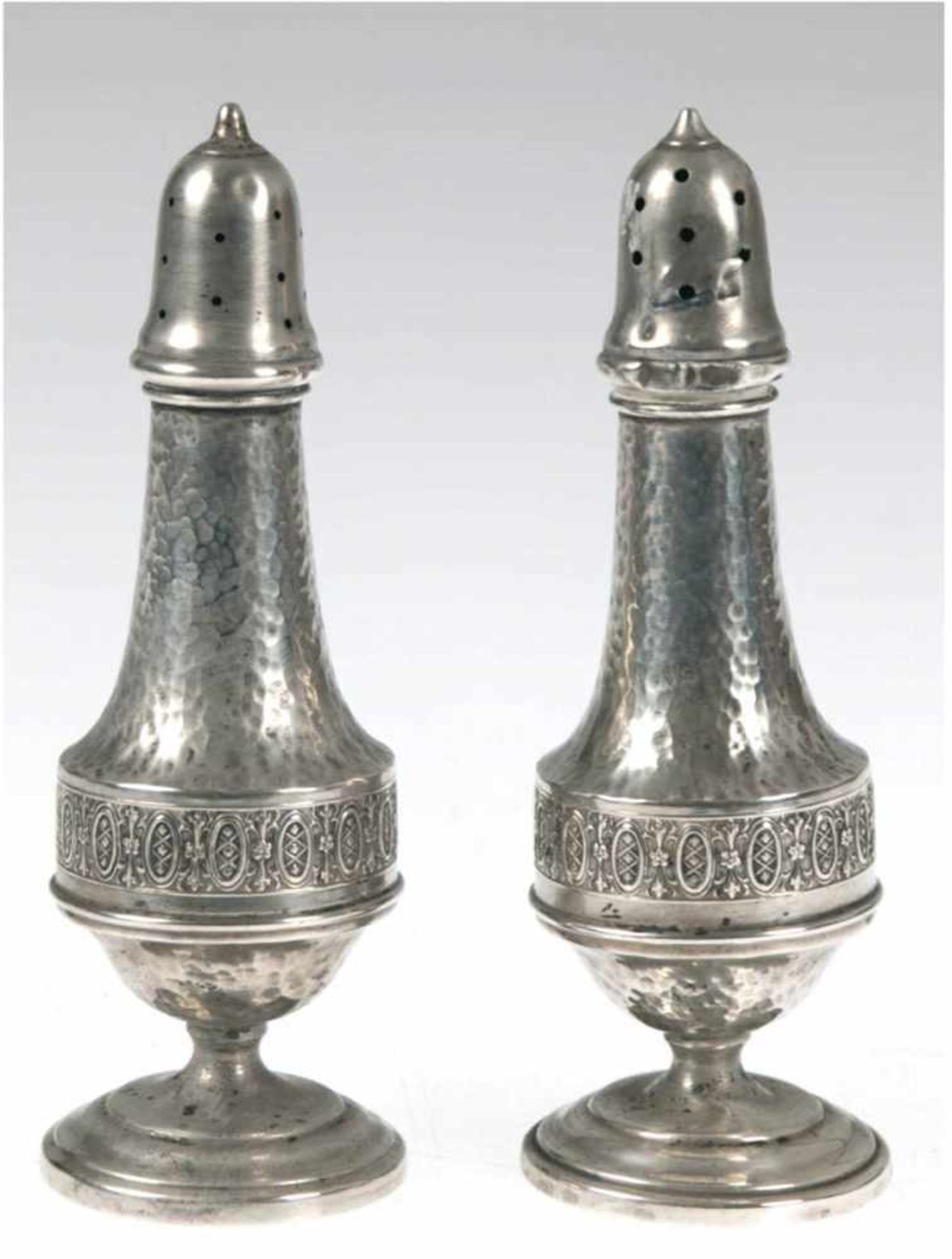 Salz- und Pfefferstreuer, 925er Silber, punziert, ca. 81 g, Hammerschlagdekor undReliefbordüre,