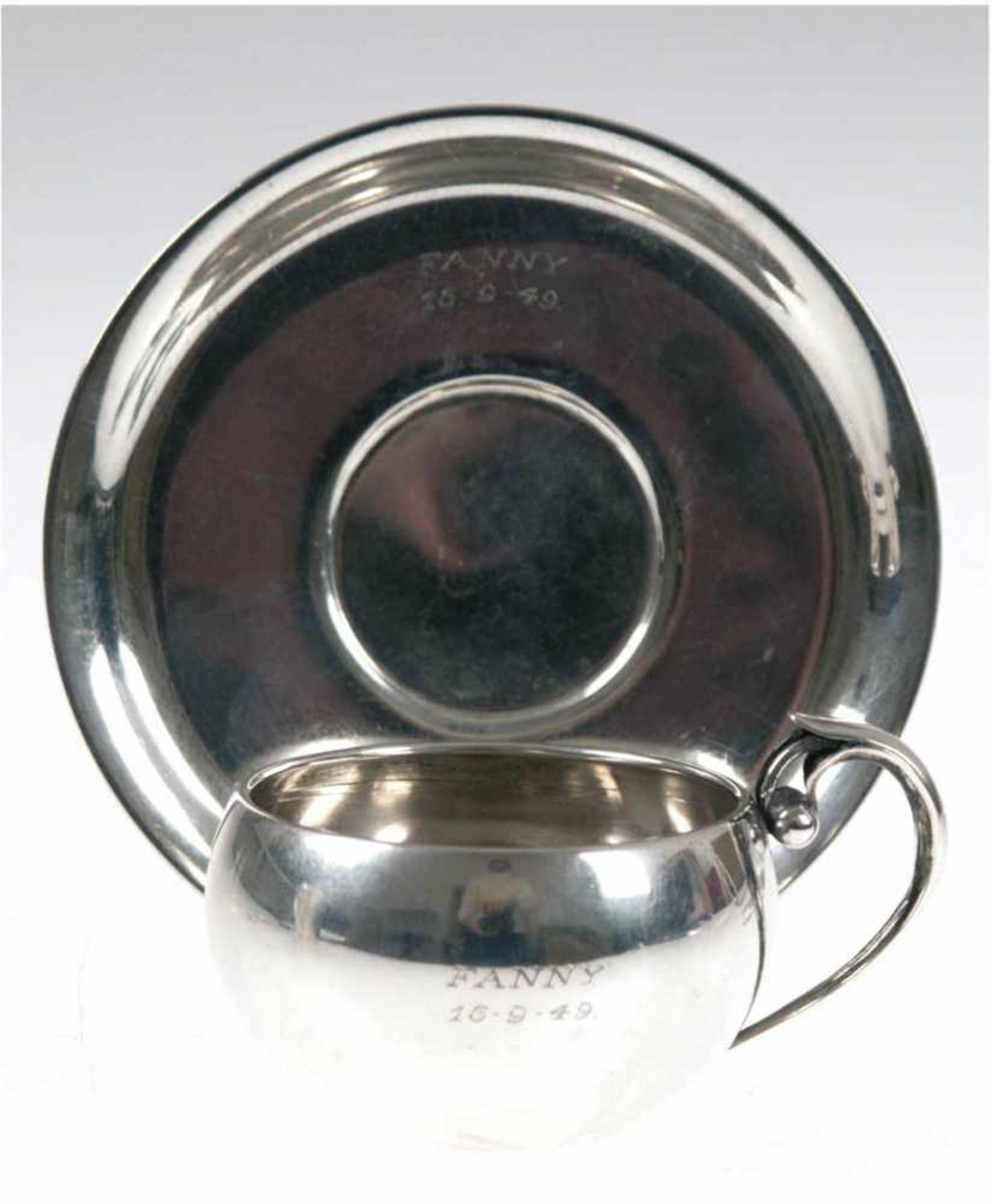 Tasse mit UT, Dänemark 1949, Silber, punziert, kl. Delle, ca. 135 g, mit Namens-