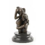 Bronze-Figur "Weiblicher Halbakt einen weiblichen Torso umarmend", Nachguß 20. Jh.,signiert "M.
