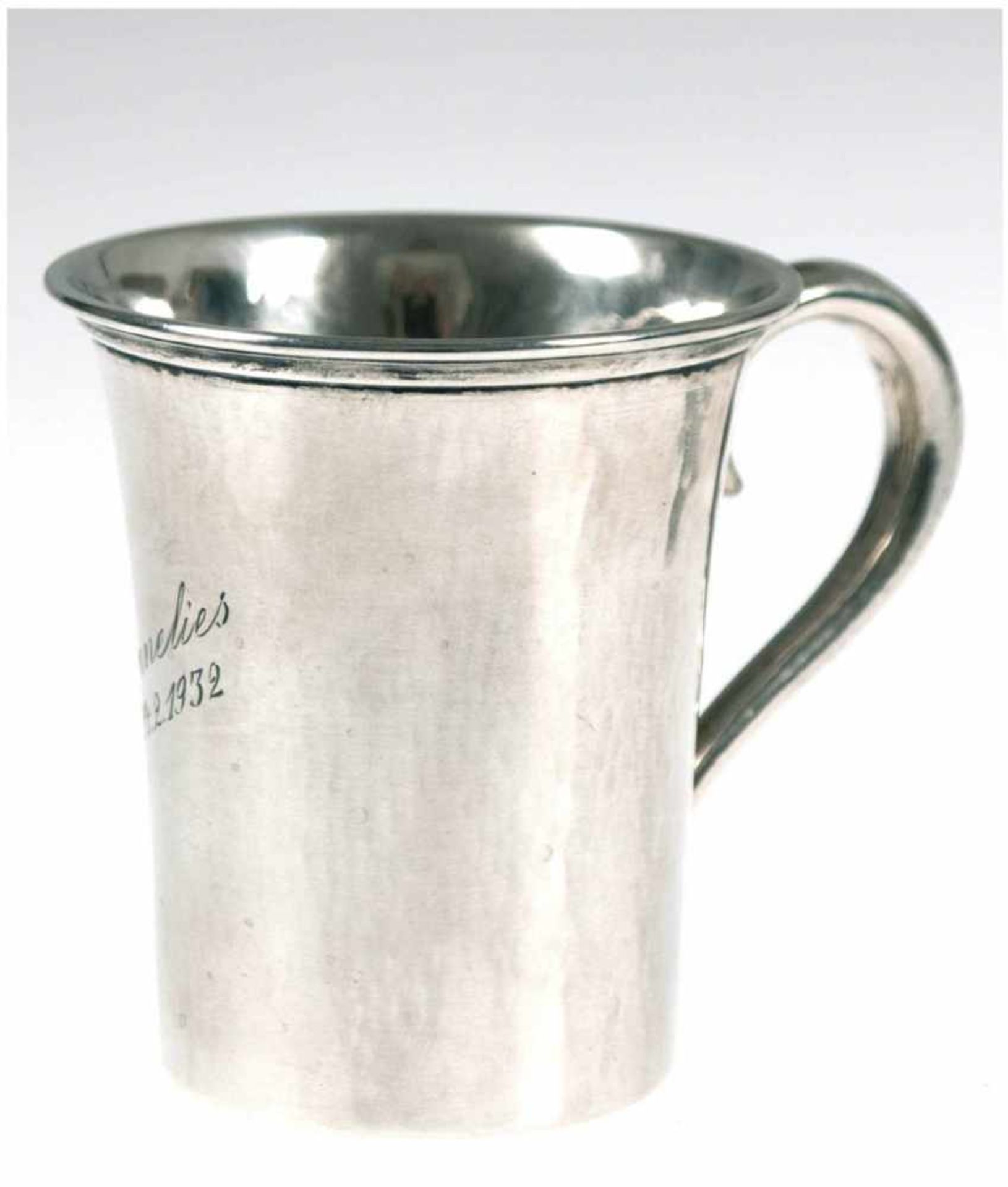 Henkelbecher, deutsch, um 1930, 835er Silber, punziert, ca. 60 g, mit Namensgravur undDatum, H. 7