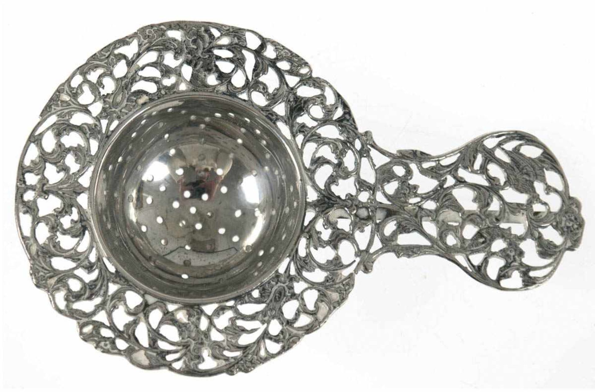 Teesieb, 830er Silber, punziert, ca. 37 g, floral durchbrochener Rand und Griff, L. 12 cm- - -23.
