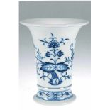 Meissen-Vase, Zwiebelmuster, 2 Schleifstriche, H. 19,5 cm- - -23.80 % buyer's premium on the