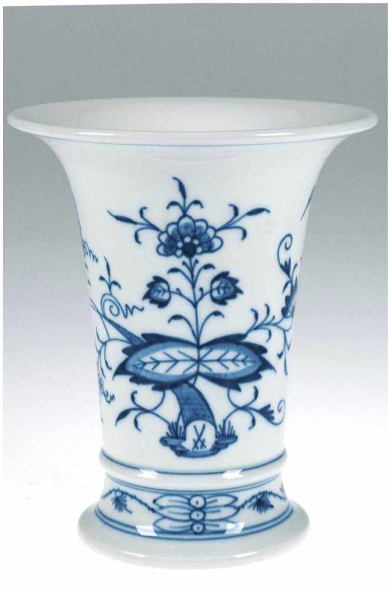 Meissen-Vase, Zwiebelmuster, 2 Schleifstriche, H. 19,5 cm- - -23.80 % buyer's premium on the