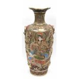 Bodenvase, Japan, Keramik, Meiji-Periode, polychrome, figürliche Handbemalung undGoldstaffage, H. 64
