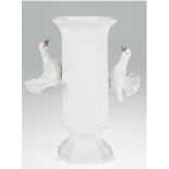 Keramik-Vase, achteckiger Korpus mit beidseitig aufgesetzten plastischen Tauben,Gebrauchspuren, H.