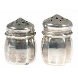 Salz- und Pfefferstreuer, 925er Silber, punziert, ca. 11 g, Gebrauchspuren, H. 3,5 cm- - -23.80 %