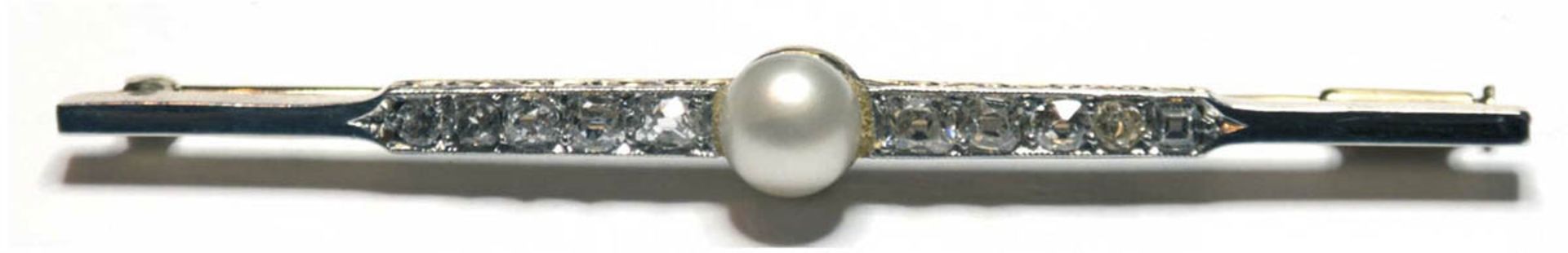 Nadel, 750er GG, in Reihe besetzt mit Diamanten (Rosen und Altschliff), mittig Perle,Ges.-Gew. 5,1