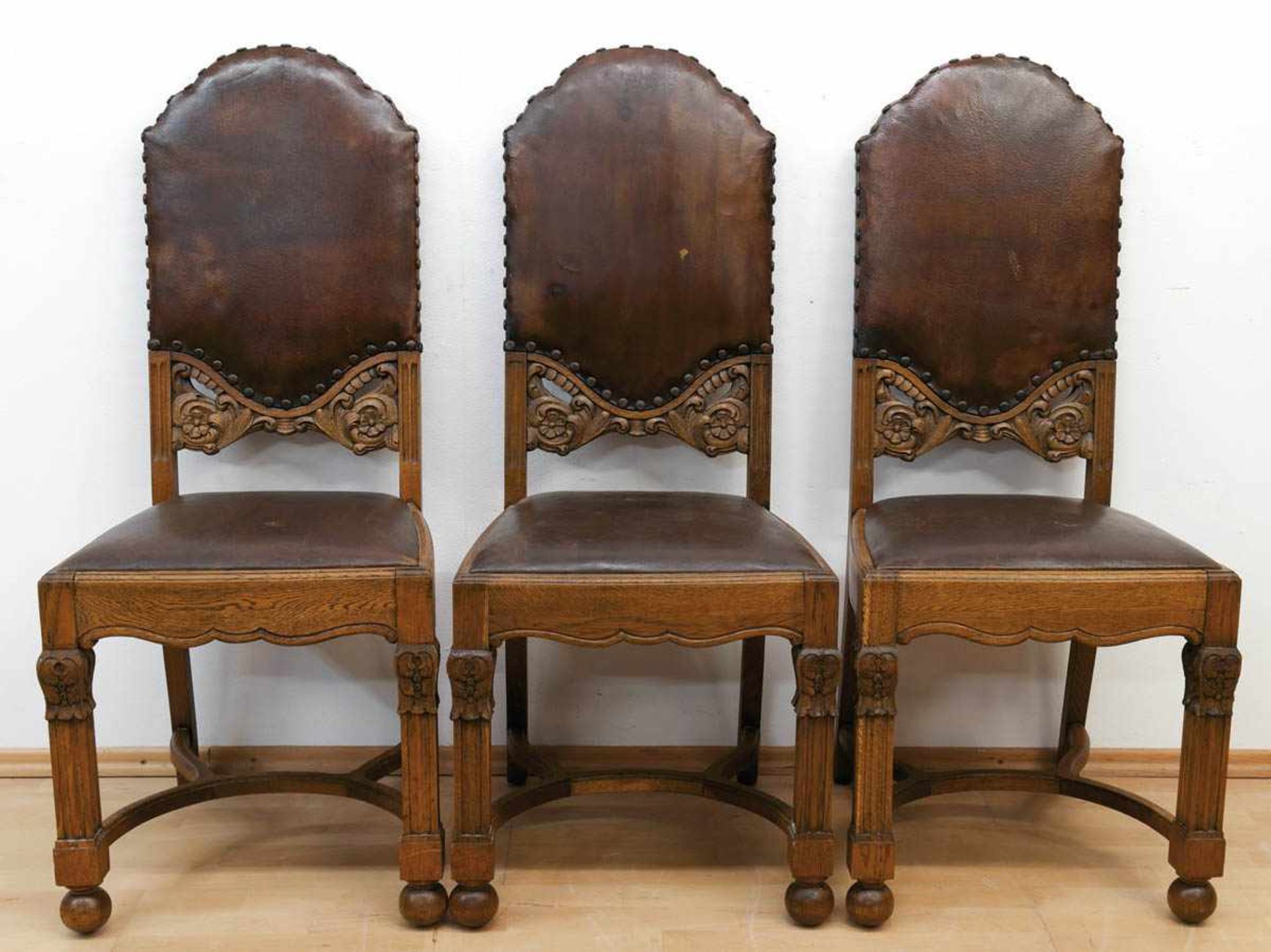 Satz von 3 Stühlen, um 1900, Eiche, beschnitzt, gepolsterter Sitz und Rückenlehne mitbraunem