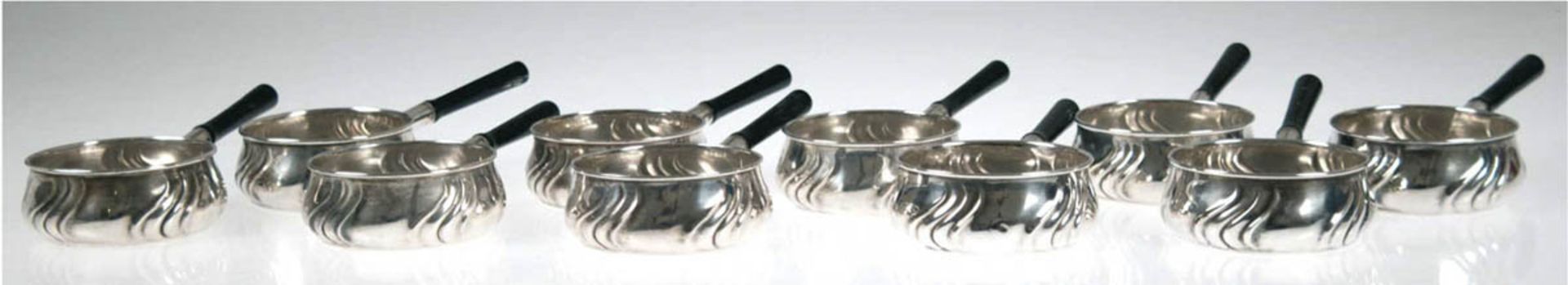 10 Butterpfännchen, 800er Silber, punziert, ca. 708 g, geschweift gerippte Form mitMonogrammgravur