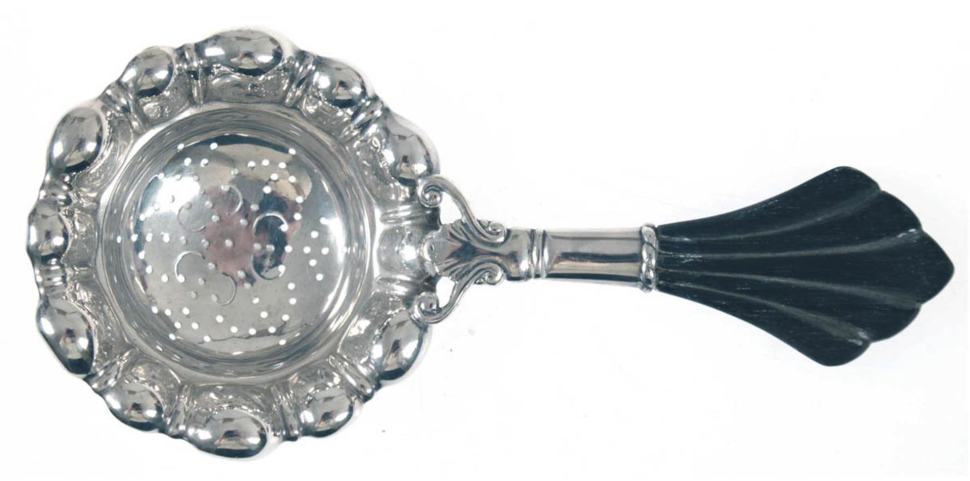 Teesieb, Dänemark um 1920, Silber, punziert, ca. 32 g, gefächerter Ebenholzgriff, L. 15,5cm- - -23.