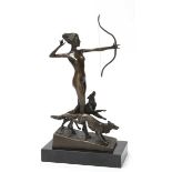 Bronze-Figurengruppe "Diana mit Bogen und zwei Hunden", Nachguß 20. Jh., signiert"Lorenzl", braun